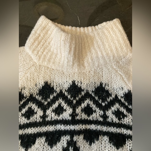 Hollister Women’s Black and White Fair Isle Knit Sweater Turtleneck Size Medium - Picture 6 of 15